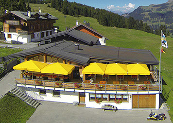 Bildbeschreibung: Sonnenterrasse mit 100 Sitzplätzen.