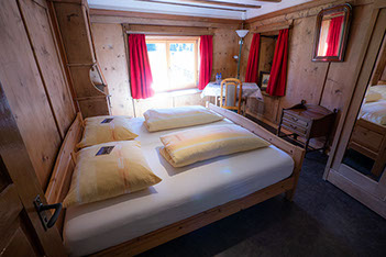 Bildbeschreibung: Das urchige Stoiva Pintga Zimmer vom Berghotel Sartons.