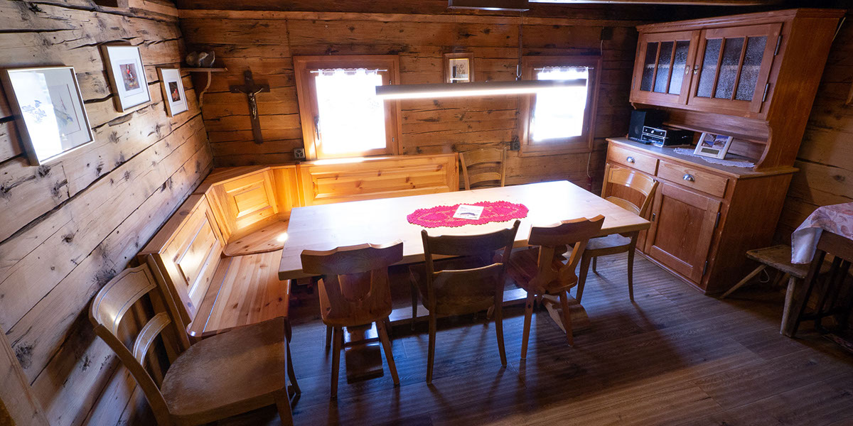 Bildbeschreibung: Wohnraum, gemütliche Stube mit viel Altholz, Maiensässromantik.