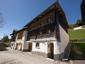 Bildbeschreibung: Aussenaufnahme vom Ferienhaus Tgiasa Cao im Sommer.