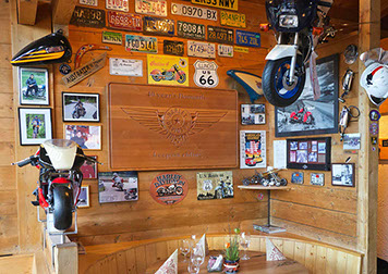 Bildbeschreibung: gemütliche Töff Sitzecke mit vielen Biker Bildern und Motorradteilen.