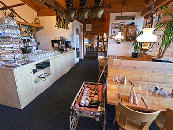 Bildbeschreibung: Blick vom vorderen ins hintere Restaurant.