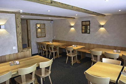 Bildbeschreibung: gemütlich eingerichteter separater Raum Stoivetta mit 30 Sitzplätzen.