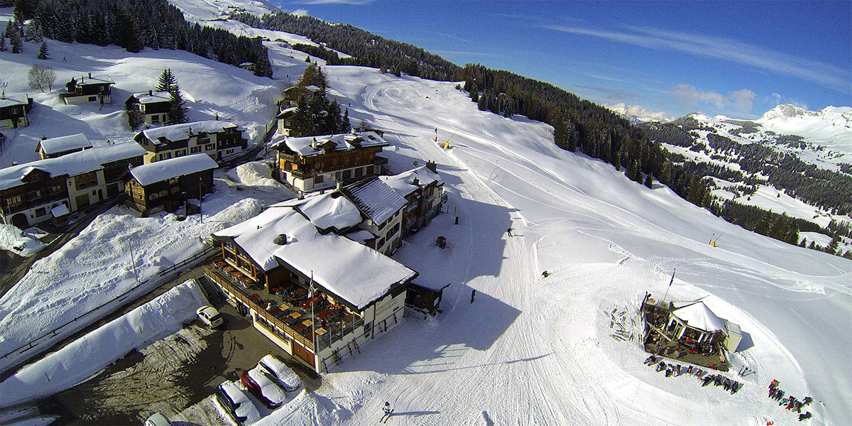 Luftaufnahme Skigebiet mit Bergrestaurant.
