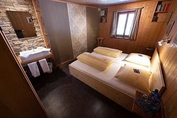 Bildbeschreibung: rustikales Hotelzimmer mit im Berghotel Sartons, Valbella.