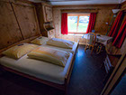 Bildbeschreibung: Das urchige Stoiva Pintga Zimmer vom Berghotel Sartons.