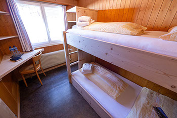 Bildbeschreibung: rustikales Leiter-Zimmer mit Kajütenbett für 2 Personen im Berghotel Sartons, Valbella.