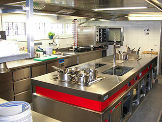 Bildbeschreibung: Die modern eingerichtete Küche des Berghotel Restaurant Sartons.