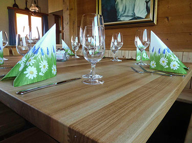Bildbeschreibung: einfache, gedeckte Tische im Restaurant Berghotel Sartons