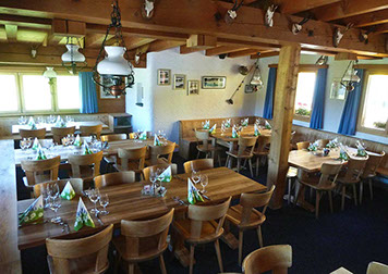 Bildbeschreibung: gedeckte Tische im Restaurant Berghotel Sartons